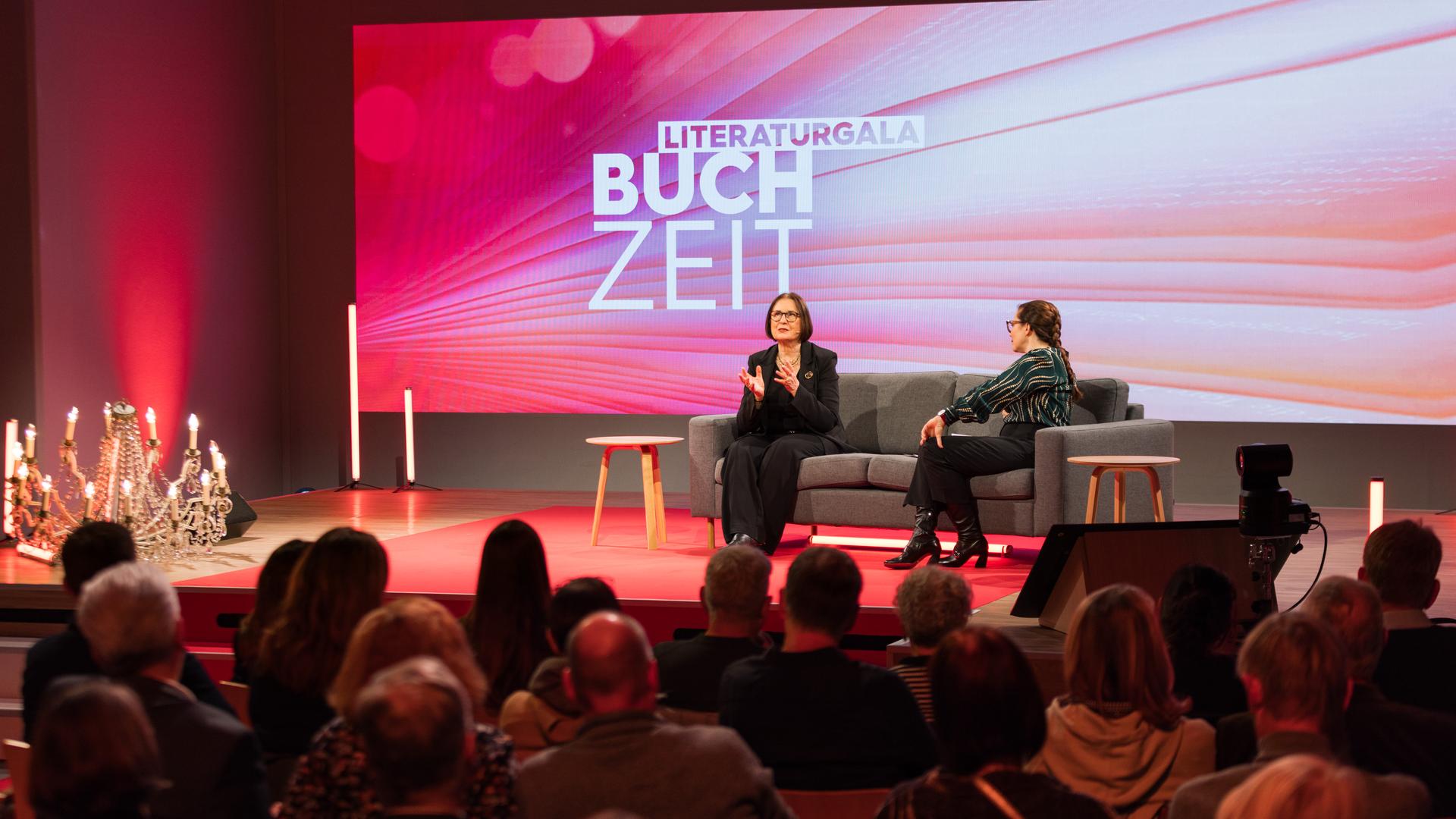 V.l.n.r.: Irina Scherbakowa u. Thea Dorn auf der Literaturbühne während der Lieraturgala zur Frankfurter Buchmesse 2025