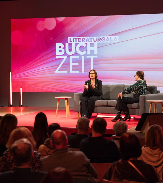 V.l.n.r.: Irina Scherbakowa u. Thea Dorn auf der Literaturbühne während der Lieraturgala zur Frankfurter Buchmesse 2025