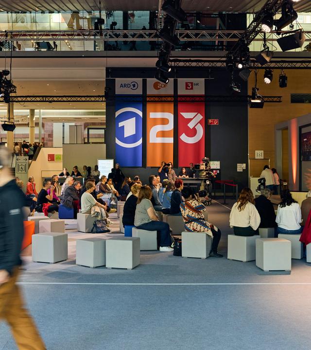 Der Schriftsteller Don Pablo Mulema und Moderator Jo Schück auf der Literaturbühne von ARD, ZDF und 3sat auf der Frankfurter Buchmesse