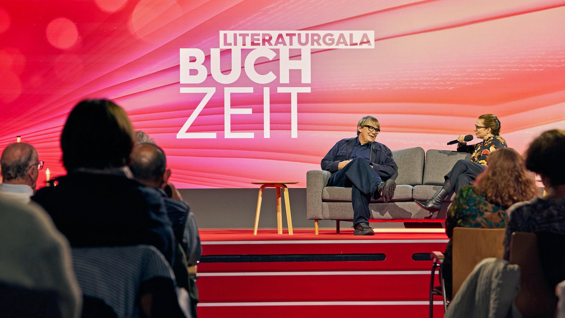 Musiker und Schriftsteller Sven Regener im Gespräch mit Thea Dorn auf der Bühne der Litertarurgala 2026 auf der Frankfurter Buchmesse