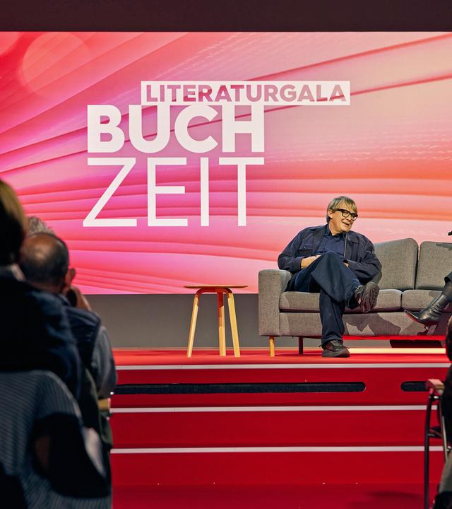 Musiker und Schriftsteller Sven Regener im Gespräch mit Thea Dorn auf der Bühne der Litertarurgala 2026 auf der Frankfurter Buchmesse