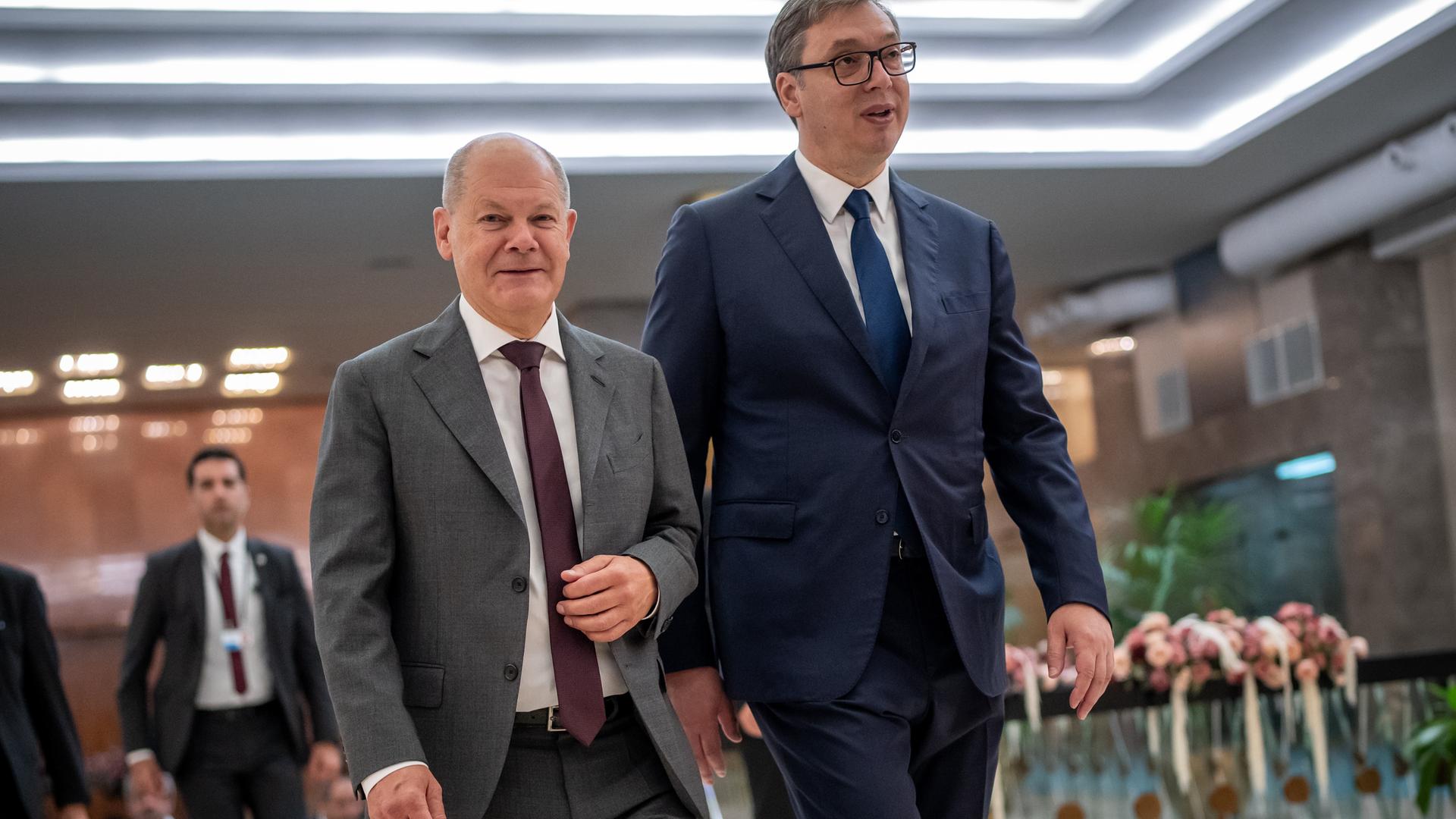 Bundeskanzler Olaf Scholz (l,SPD), geht neben Aleksandar Vucic, Präsident von Serbien, zu einem Gipfeltreffen zu kritischen Rohstoffen