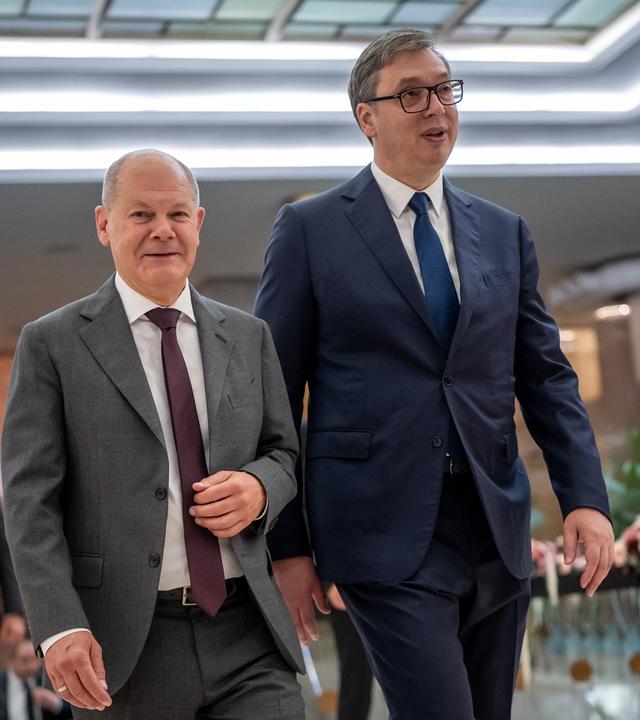 Bundeskanzler Olaf Scholz (l,SPD), geht neben Aleksandar Vucic, Präsident von Serbien, zu einem Gipfeltreffen zu kritischen Rohstoffen
