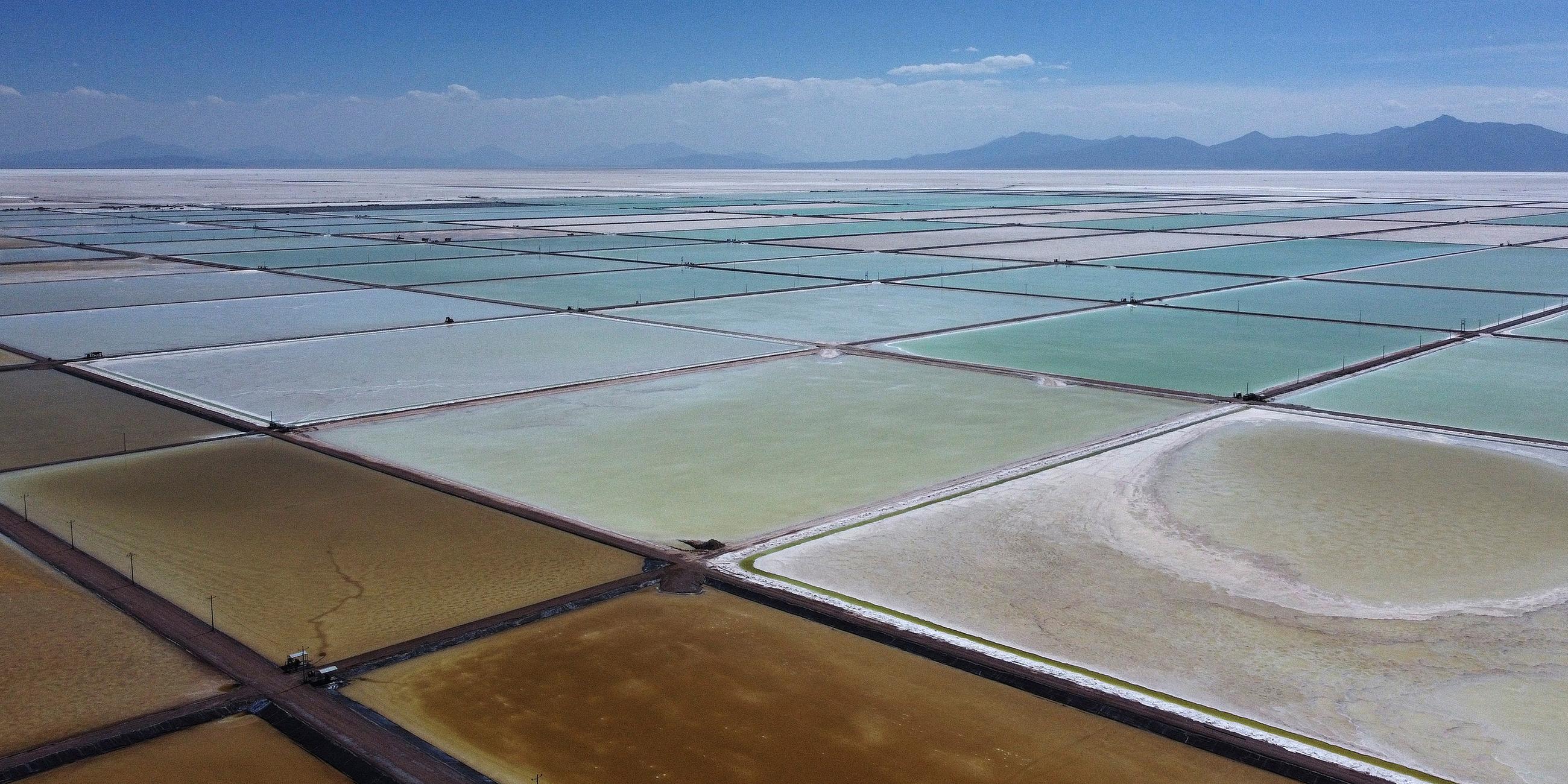 Verdunstungsbecken für die Lithiumgewinnung in Salar De Uyuni (Bolivien)