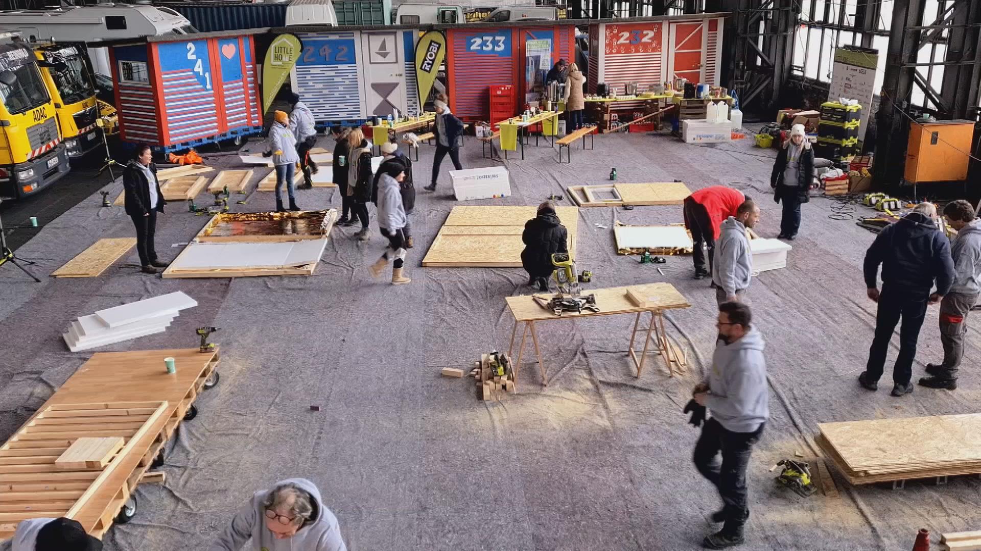 Herstellung von kleinen, bunten Holz-Hütten für Obdachlose in Berlin.