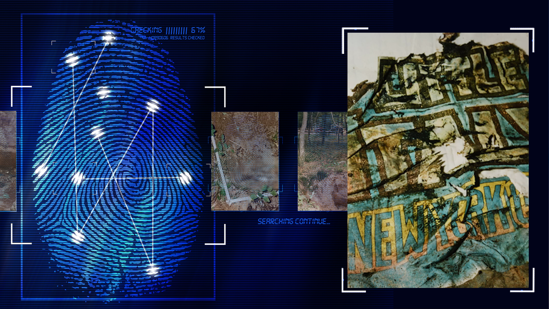 Ein mit Erde beschmutztes fragmentarisch zerstörtes T-Shirt in türkis. Die Aufschrift "Little Italy New York" ist schemenhaft zu erkennen.Deutliche Vegetationsspuren und Löcher im Kleidungsstück. Links daneben: Lichtschematische Darstellung eines Fingerabdrucks.