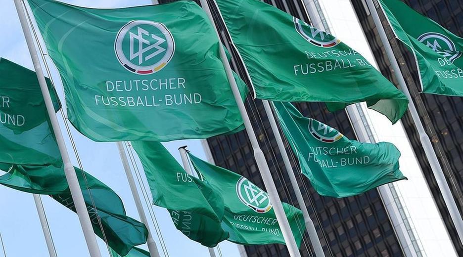Archiv: Fahnen mit dem Logo des DFB wehen am 15.04.2016 in Frankfurt am Main