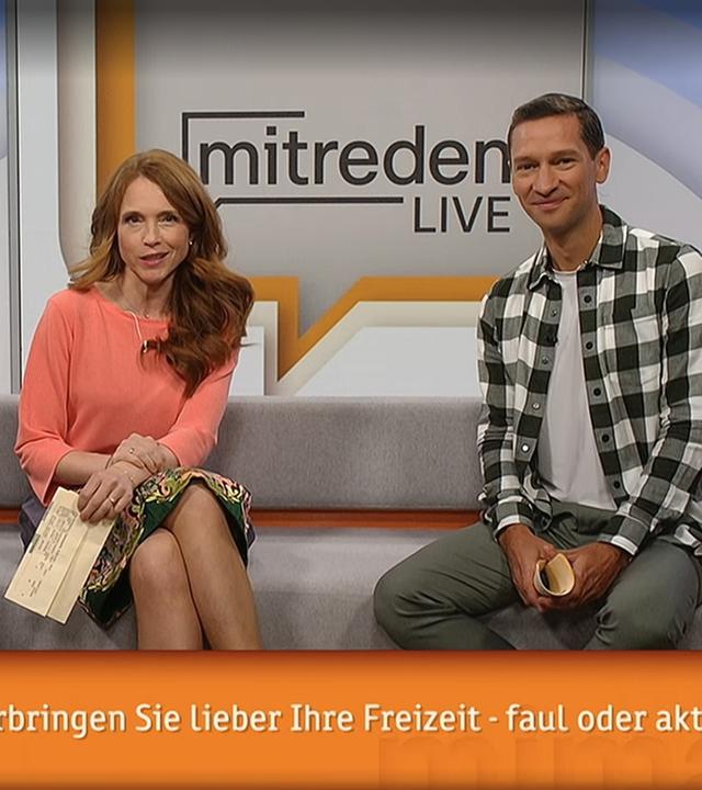 Wettermoderator Benjamin Stöwe neben Moderatorin Mirjam Meinhardt und Sportmoderator Florian Zschiedrich sitzend auf der Couch im ZDF-Mittagsmagazin. Eingeblendet das Umfrageergebnis von ZDF mitreden zur Frage, we verbringen sie lieber ihre Freizeit - faul oder aktiv?