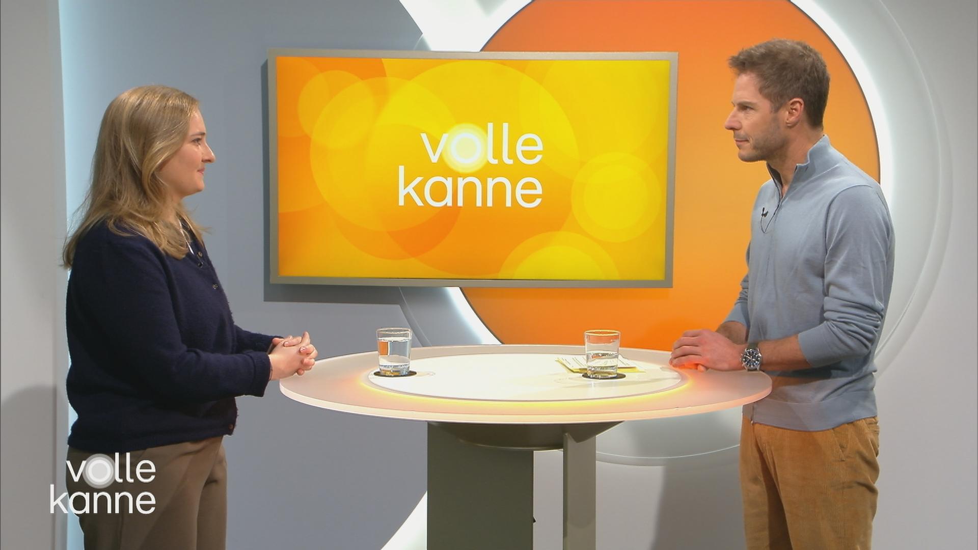 Alina Baumann und Florian Weiss an der Top-Themen-Theke