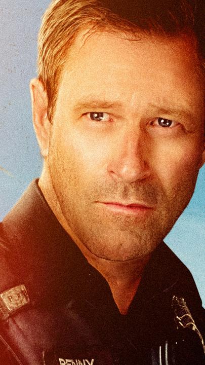 Officer Frank Penny (Aaron Eckhart) in Nahaufnahme. Hinter ihm ist ein Hubschrauber zu sehen.