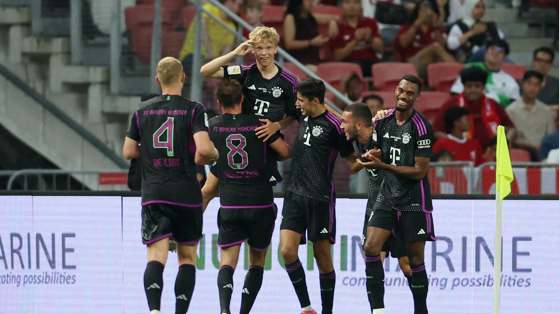 Frans Krätzig lässt sich für seinen 4:3-Siegtreffer der Bayern gegen den FC Liverpool von seinen Teamkollegen feiern.