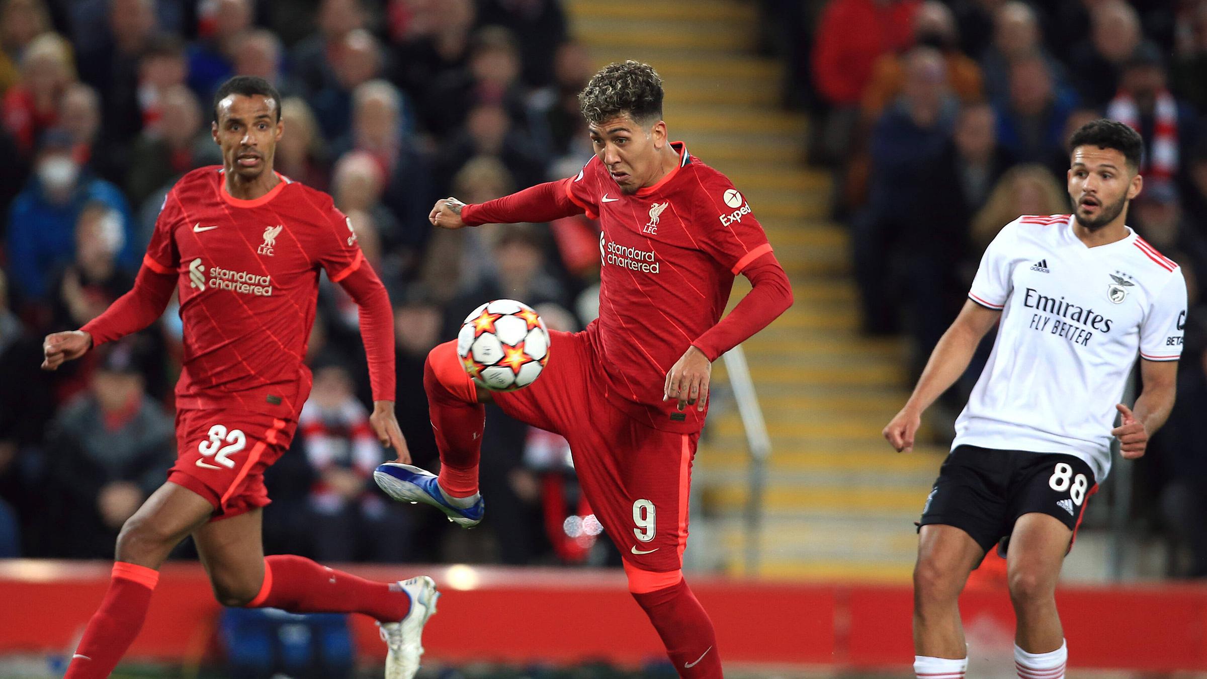 Roberto Firmino schießt das dritte Tor für Liverpool.