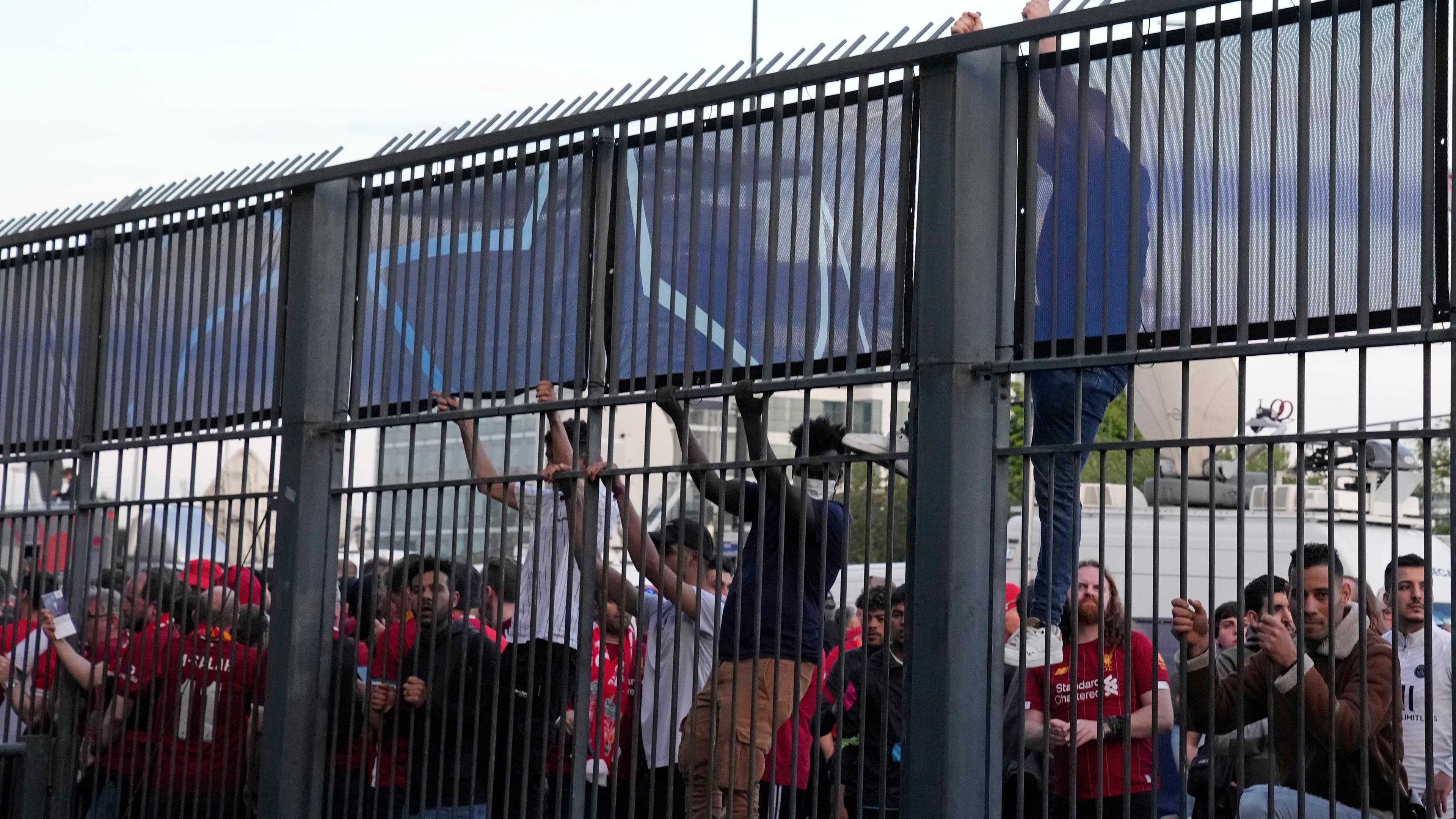 Fans des FC Liverpool warten auf Einlass ins Stade de France