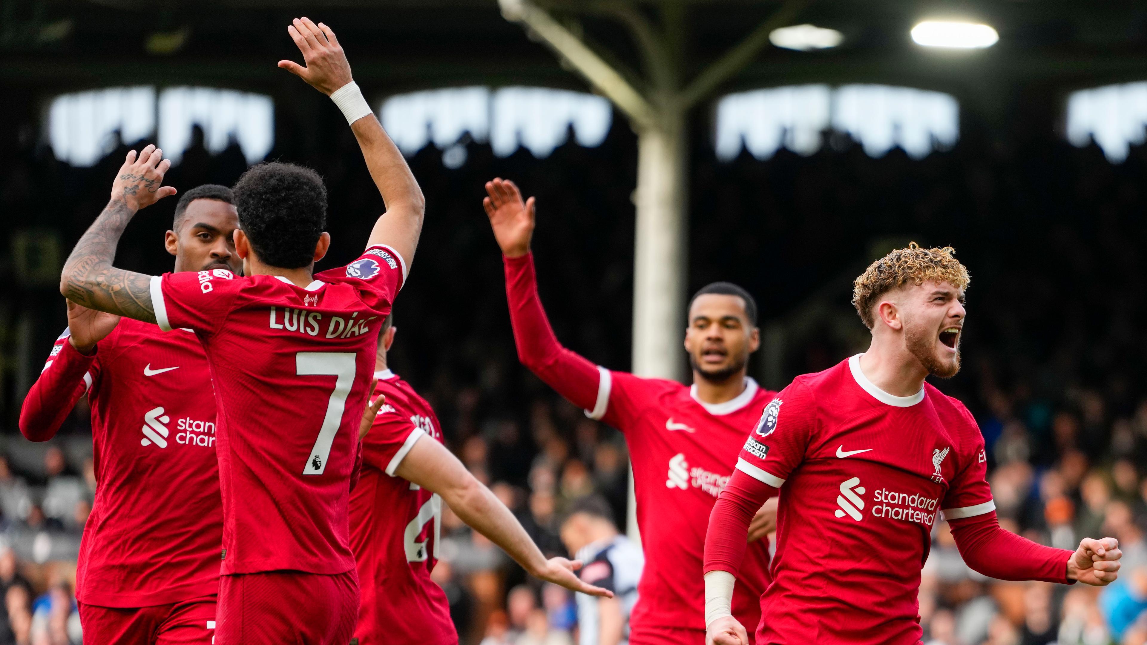 Liverpool's Ryan Gravenberch l. feiert seinen Treffer zum 1:2 mit seinen Teamkollegen.
