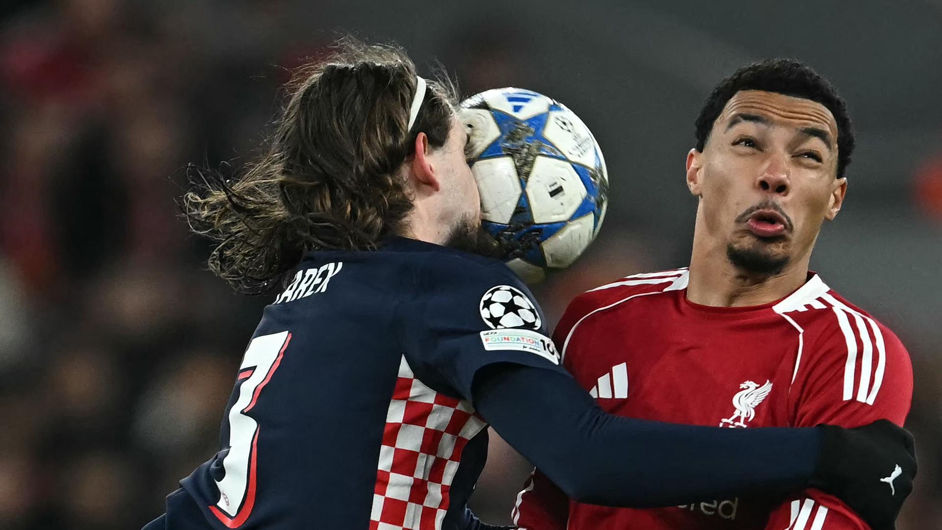 Yarek Gasiorowsk (PSV Eindhoven) und Yarek Gasiorowski (Liverpool) kämpfen. 