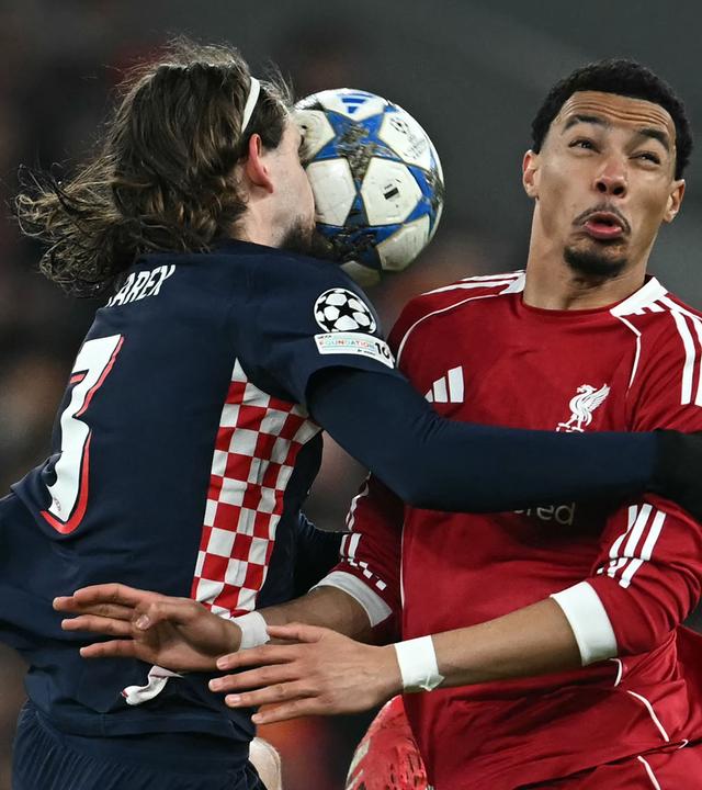 Yarek Gasiorowsk (PSV Eindhoven) und Yarek Gasiorowski (Liverpool) kämpfen. 