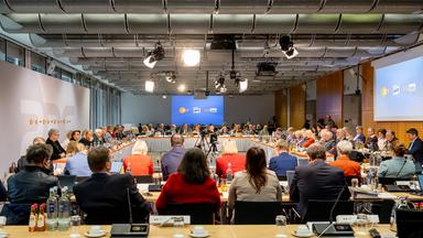 Totale Sitzungssaal mit den Mitgliedern des ZDF-Fernsehrats während einer Sitzung am 12. März 2026.