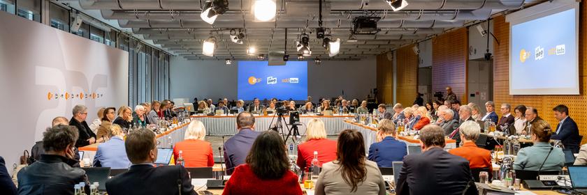 Totale Sitzungssaal mit den Mitgliedern des ZDF-Fernsehrats während einer Sitzung am 12. März 2026.