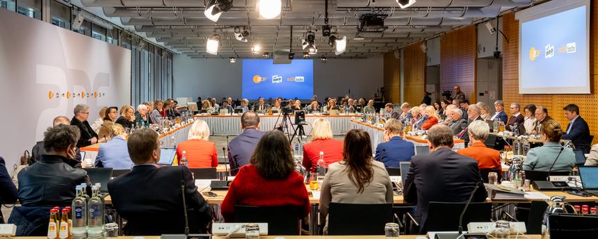 Totale Sitzungssaal mit den Mitgliedern des ZDF-Fernsehrats während einer Sitzung am 12. März 2026.