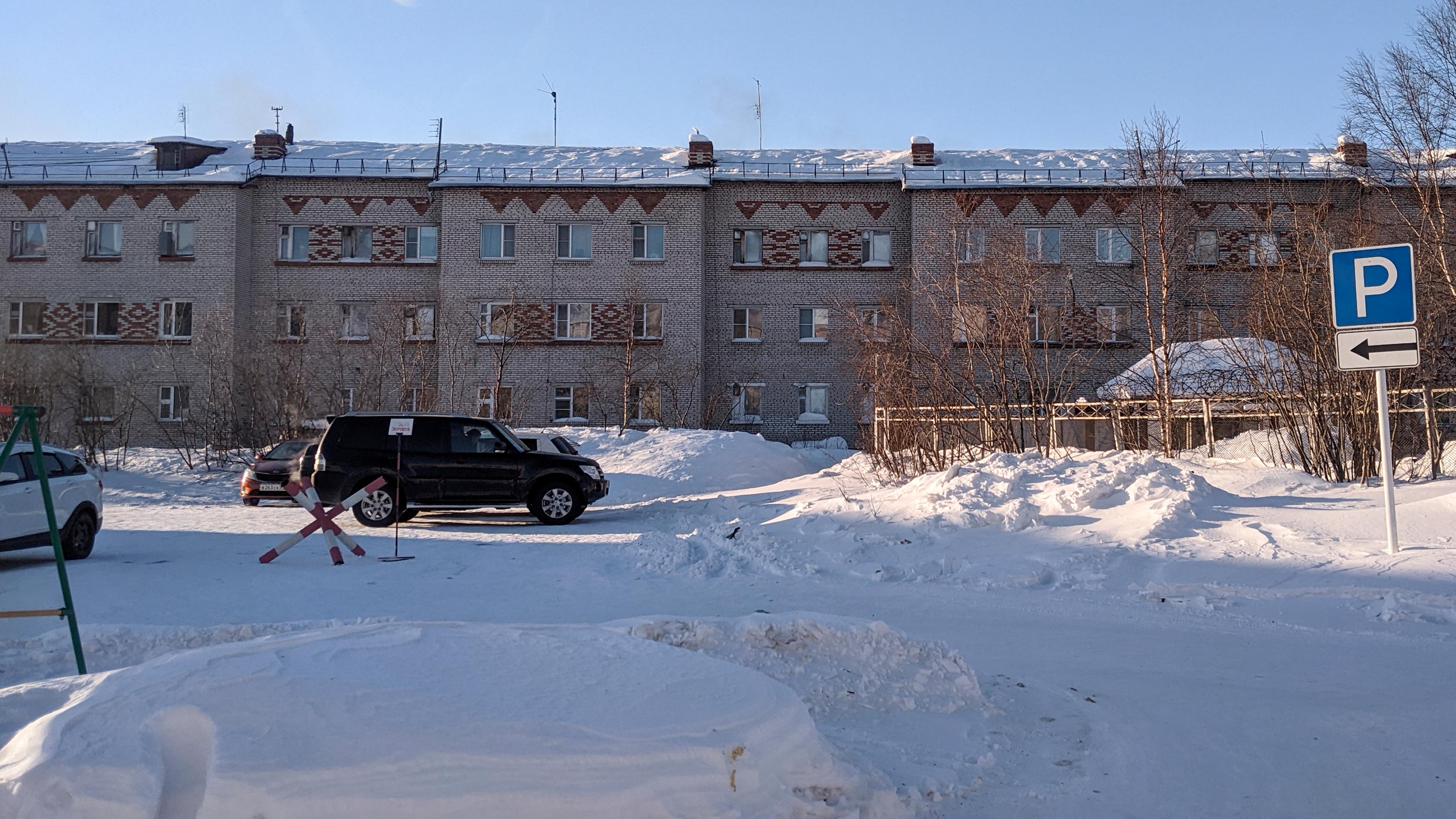 Ljudmila Nawalnajas Wagen vor der Gefängniskolonie in der Region Jamal-Nenzen