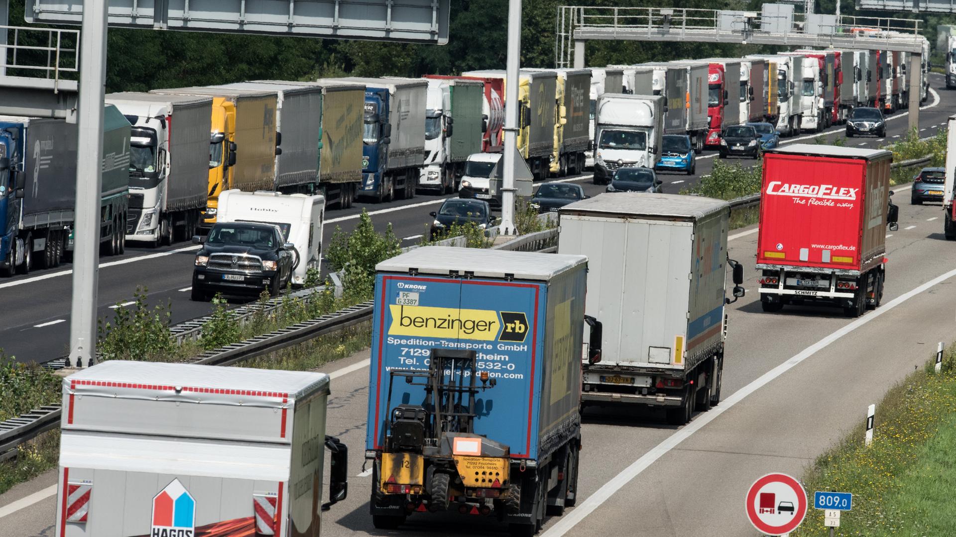 Viele Lkws auf der Autobahn in beiden Richtungen