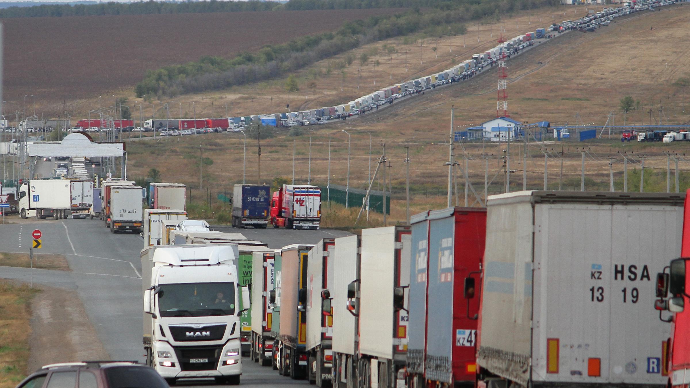 LKW-Schlange an der Grenze zwischen Russland und Kasachstan