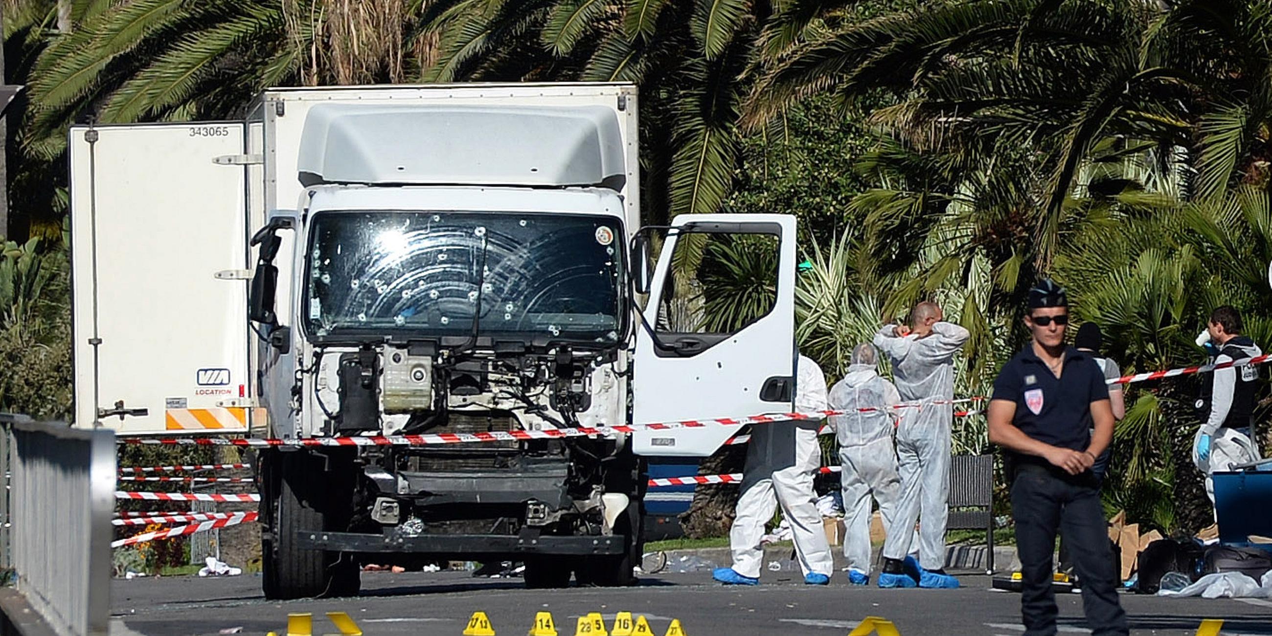 Frankreich, Nizza: Polizisten stehen um den beim Anschlag am Nationalfeiertag benutzten Lastwagen. Archivbild