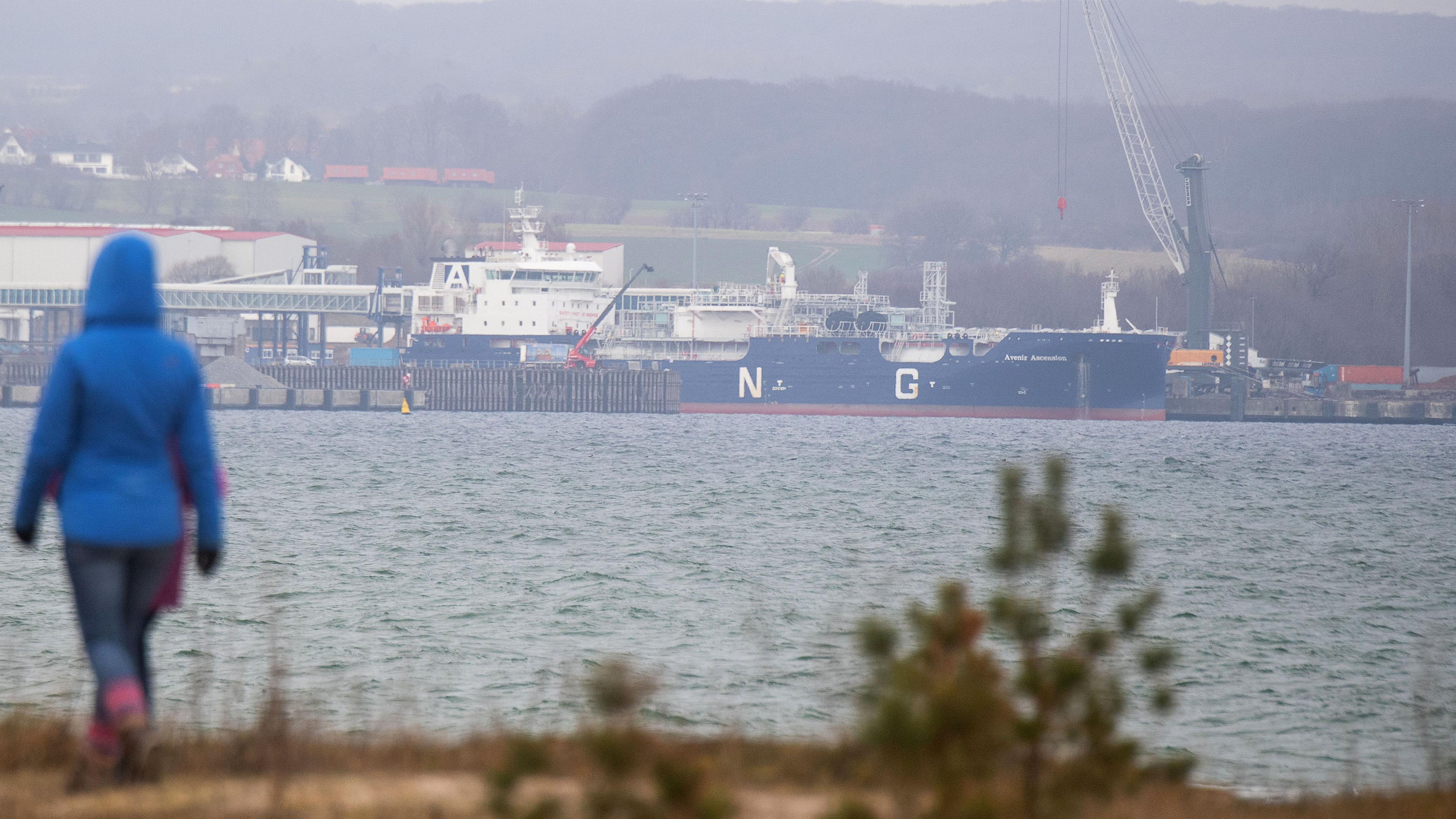 Der LNG-Tanker "Avenir Ascension" im Hafen von Mukran in der Gemeinde Sassnitz auf der Insel Rügen.