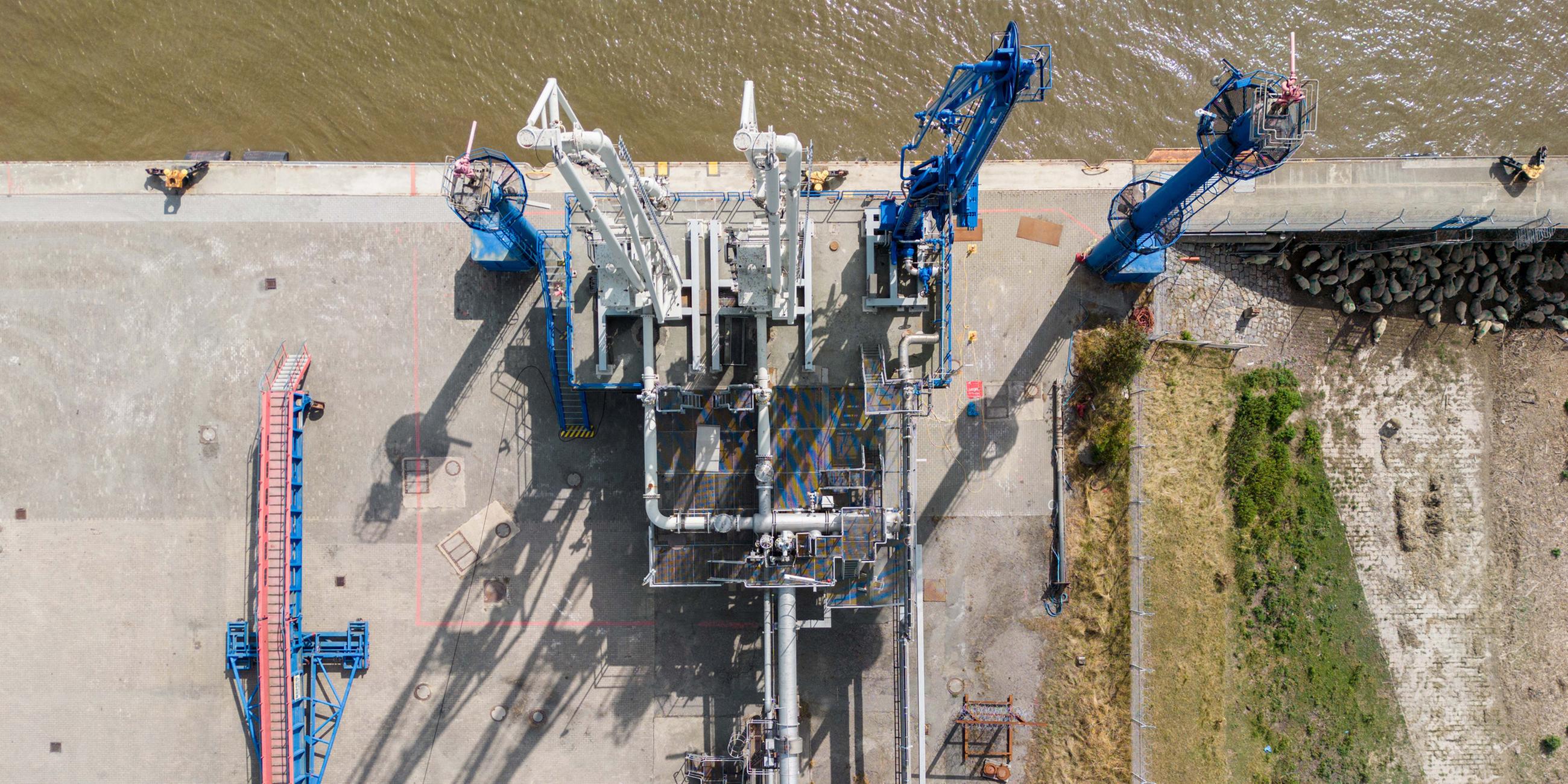 Löscharme und eine Pipeline sind an einem Terminal zum Entladen von Öl und Gas im Elbehafen zu sehen.
