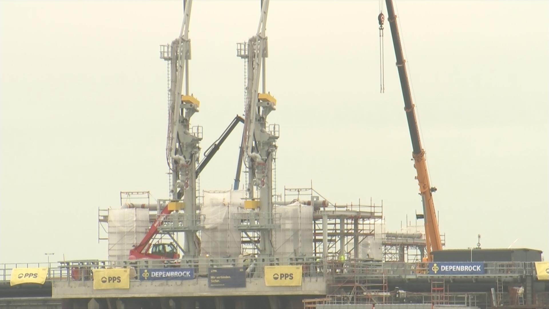 Nachaufnahme des LNG-Terminals in Wilhelmshaven. Es sind noch Baugerüste und ein Baukran zu sehen.