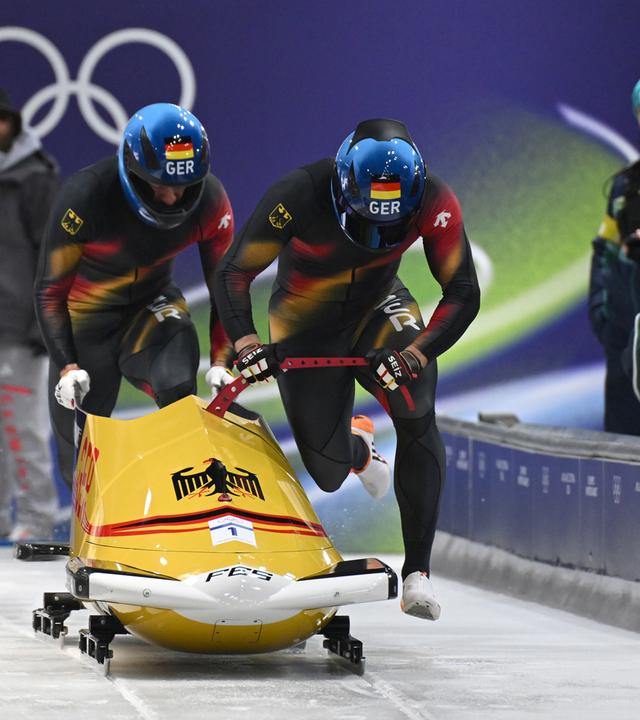 Deutscher Zweierbob mit Johannes Lochner und Georg Fleischhauer startet beim ersten Durchgang am Cortina Sliding Centre bei den Olympischen Winterspielen 2026.