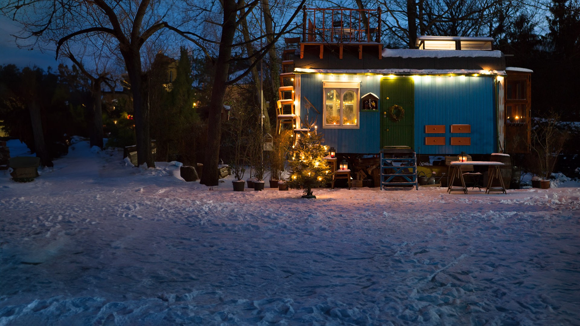Der Bauwagen weihnachtlich beleuchtet im Schnee