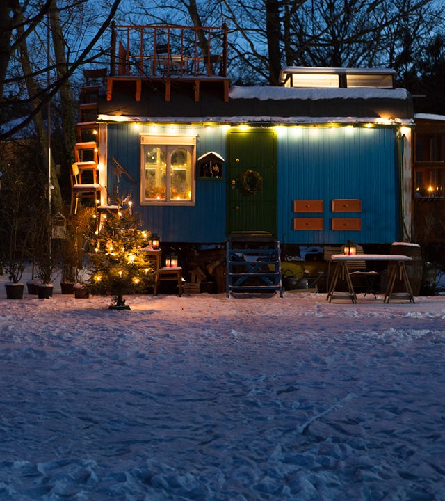 Der Bauwagen weihnachtlich beleuchtet im Schnee
