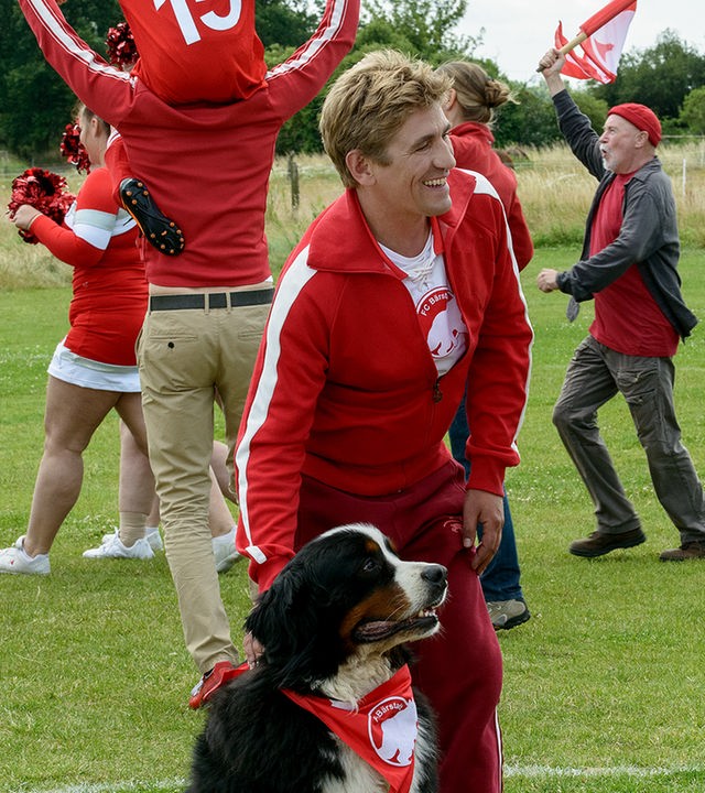 Fritz Fuchs, Paschulke und das Trainerteam vom FC Bärstadt in roter Fankleidung.