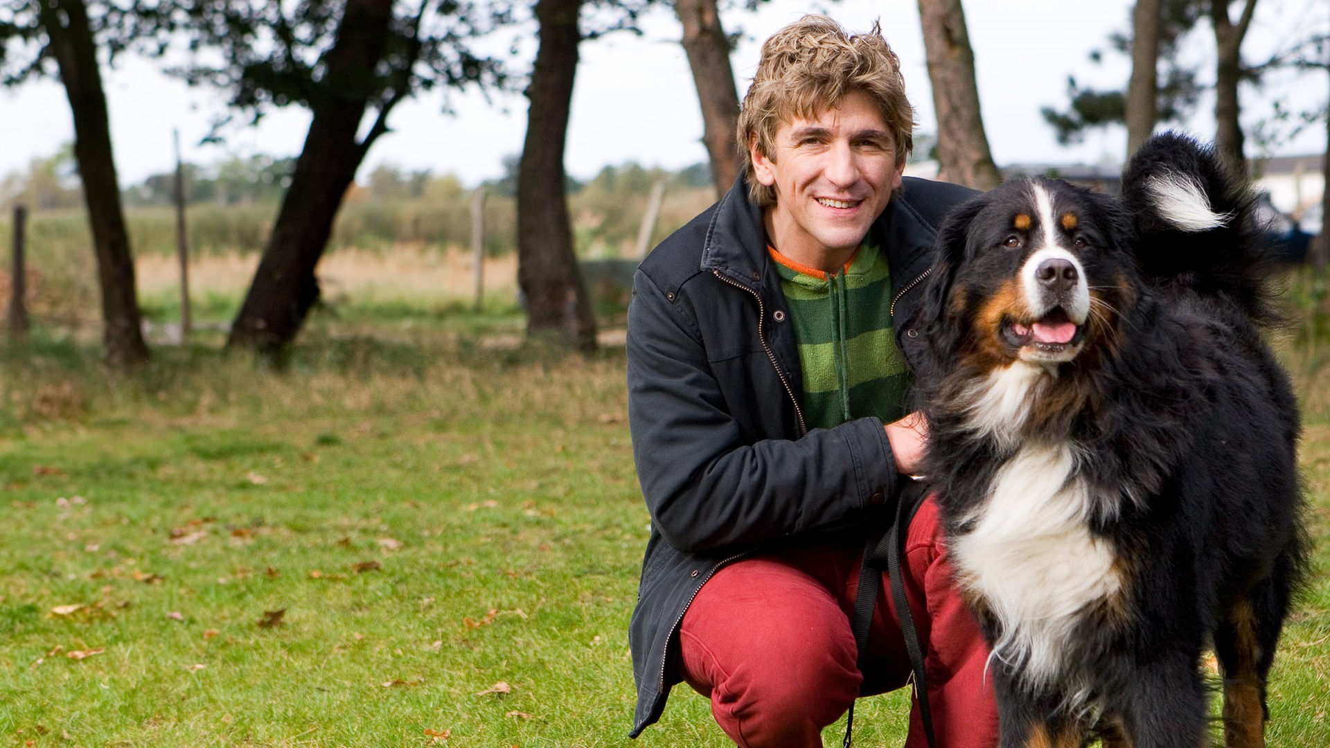Fritz hockt neben Keks auf einer Wiese