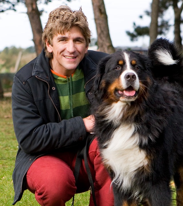 Fritz hockt neben Keks auf einer Wiese