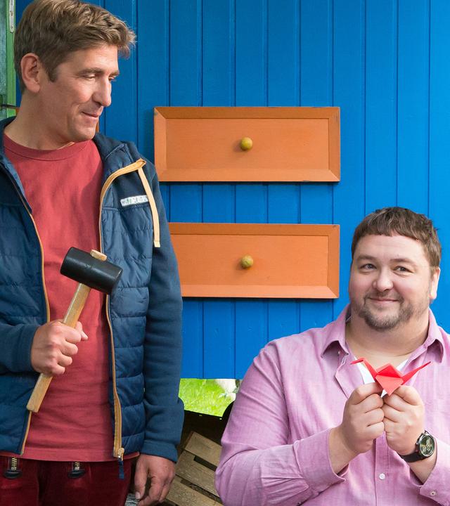 Fritz und David Paschulke vor dem Bauwagen