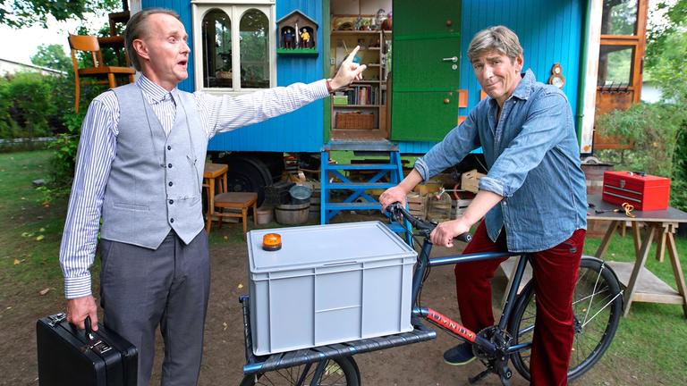 Herr Kluthe stoppt Fritz auf seinem Lastenfahrrad