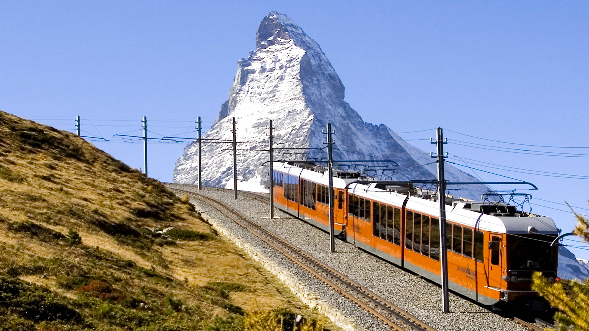 Zahnradbahn vor dem Matterhorn in der Schweiz