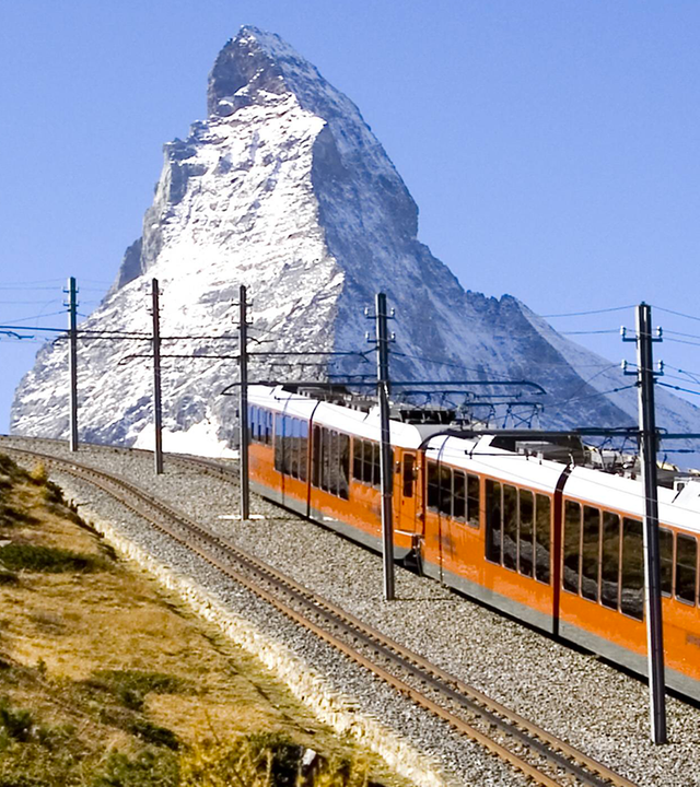 Zahnradbahn vor dem Matterhorn in der Schweiz