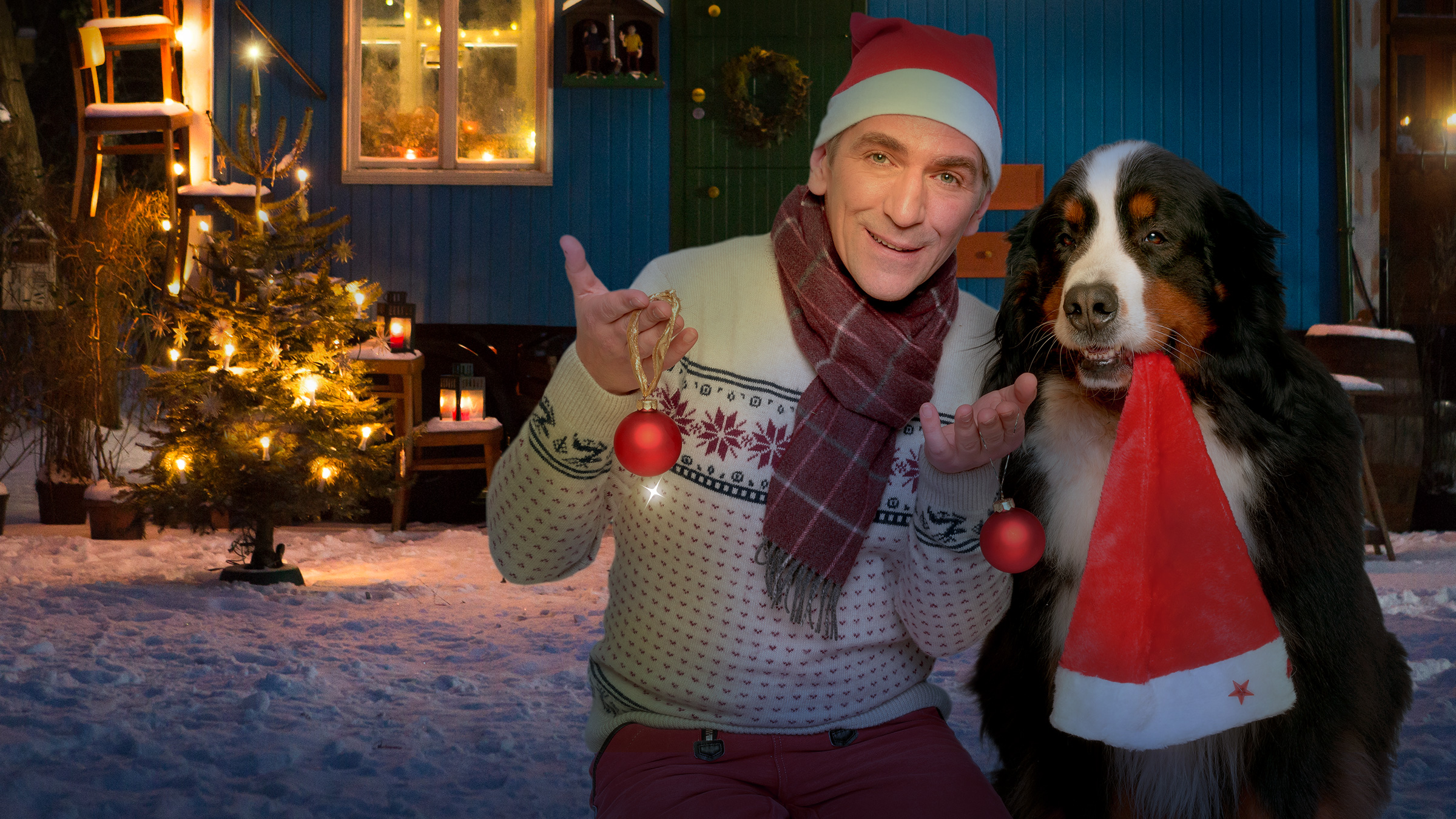 Fritz und Keks vor weihnachtlichem Bauwagen im Schnee