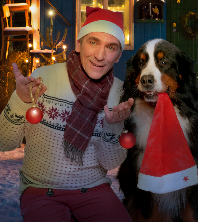 Fritz und Keks vor weihnachtlichem Bauwagen im Schnee