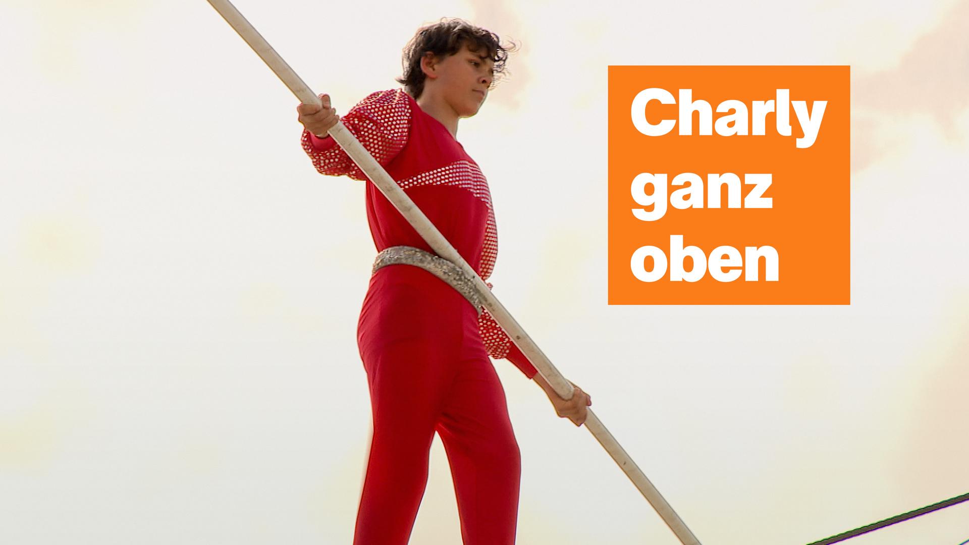 13-jähriger Junge balanciert auf Hochseil, daneben steht "Charly ganz oben".