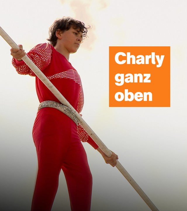13-jähriger Junge balanciert auf Hochseil, daneben steht "Charly ganz oben".