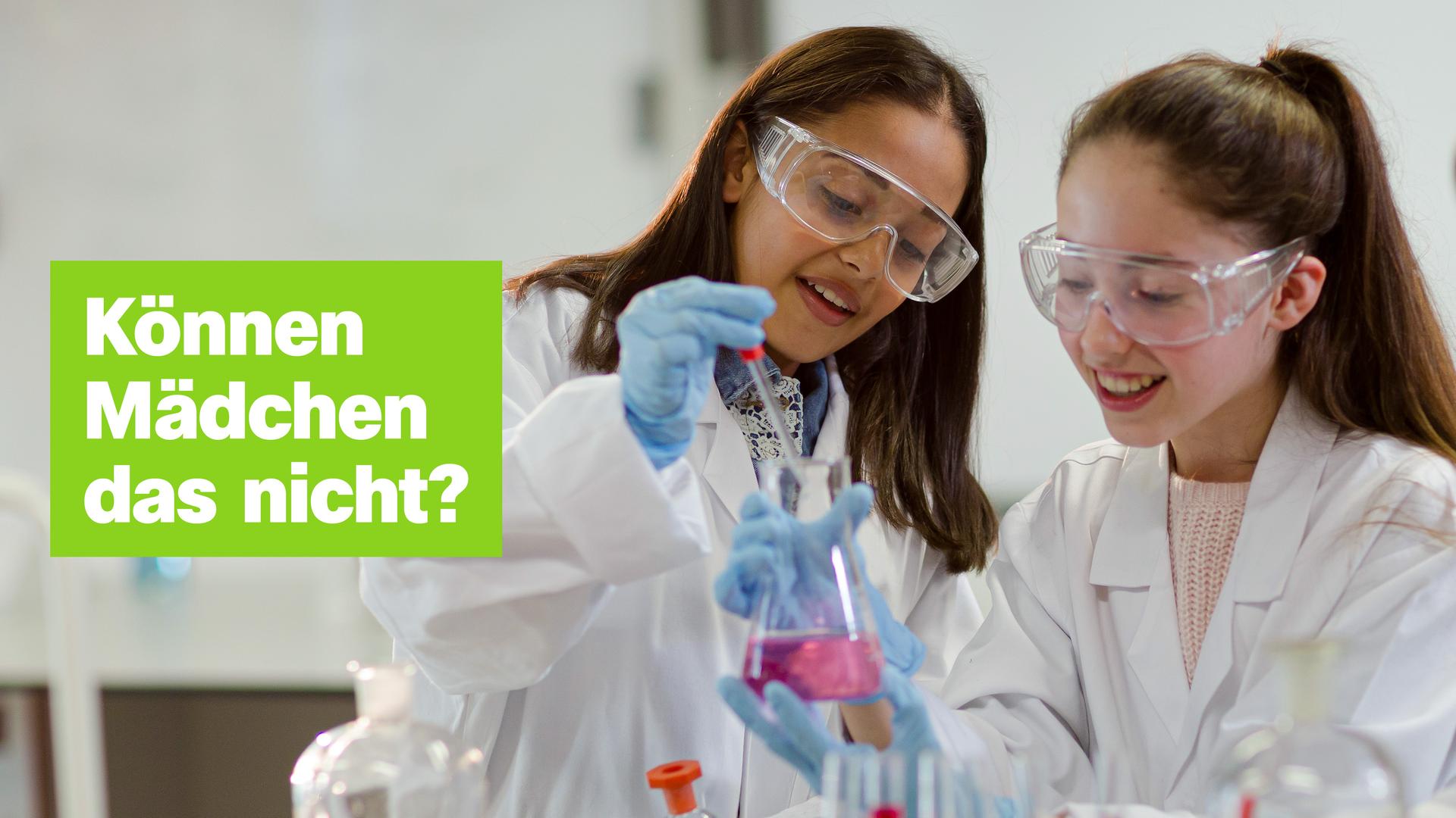 Zwei Mädchen in einem Labor