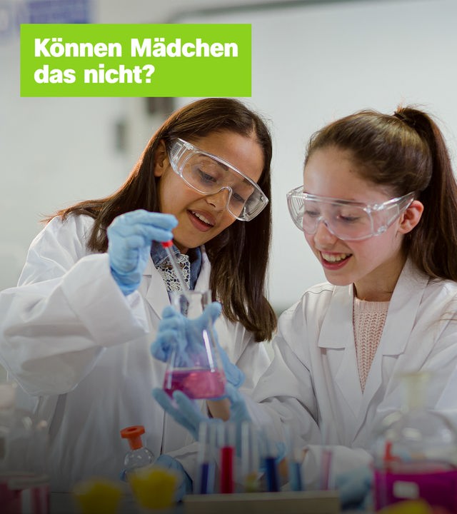 Zwei Mädchen in einem Labor