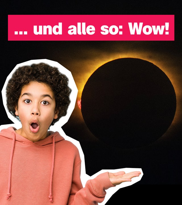 Ein Junge zeigt erstaunt auf eine Sonnenfinsternis.