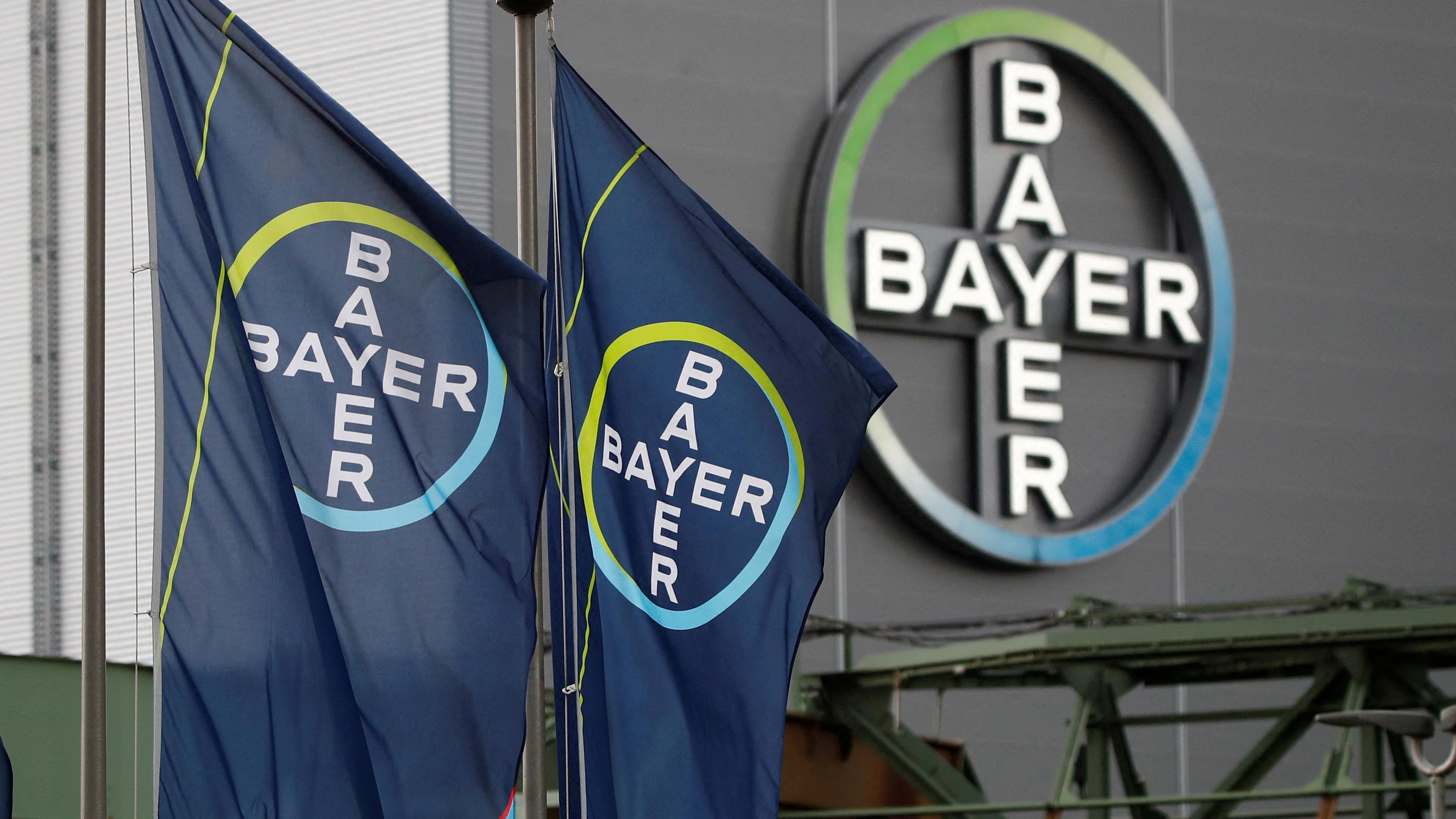 Logo und Flaggen der Bayer AG in Wuppertal