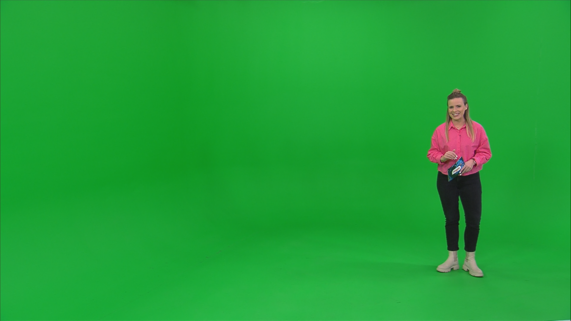 logo!-Moderatorin Linda im grünen Studio