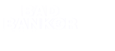 Ali C. vor einem Hintergrund mit Spur-Logo und Geldscheinen